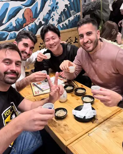 Brindis con sake en una izakaya