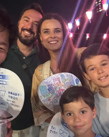 Selfi de noche en una fiesta japonesa, entre farolillos y abanicos