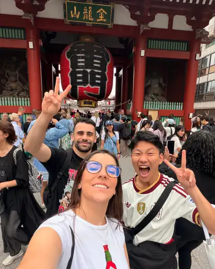 Selfi de un grupo en una puerta del templo Senso-ji, en Tokio, bajo su gran farolillo rojo