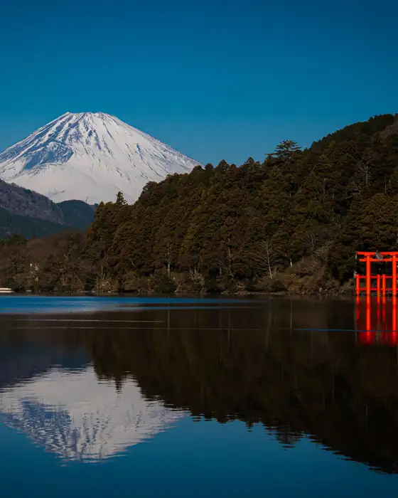 El monte Fuji y un torii rojo junto al lago Ashi