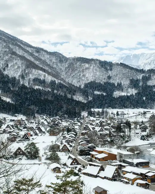 El pueblo de Shirakawa-go cubierto de nieve, entre montañas