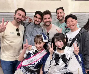 Foto de grupo con dos idols japonesas