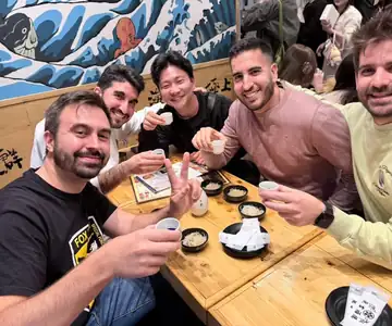 Brindis con sake en una izakaya