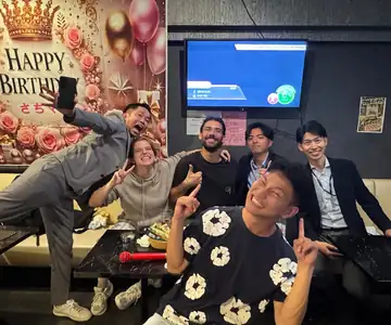 Noche de karaoke en grupo