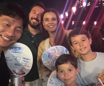 Selfi de noche en una fiesta japonesa, entre farolillos y abanicos