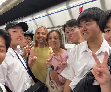 Selfi en un andén del metro con jóvenes japoneses