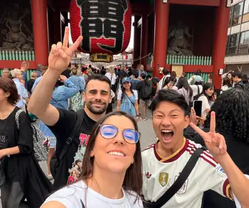 Selfi de un grupo en una puerta del templo Senso-ji, en Tokio, bajo su gran farolillo rojo