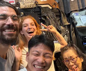 Selfi en una pequeña tienda de ropa