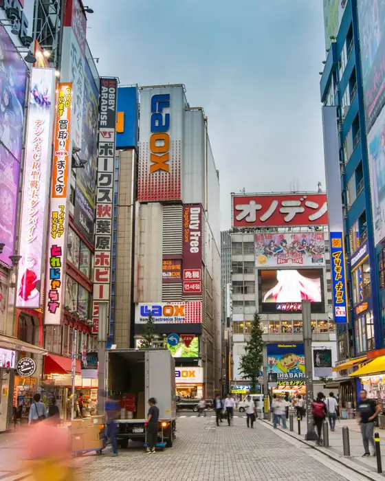 Una calle de Akihabara llena de carteles de anime