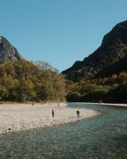 El río Azusa entre montañas en otoño, en Kamikochi
