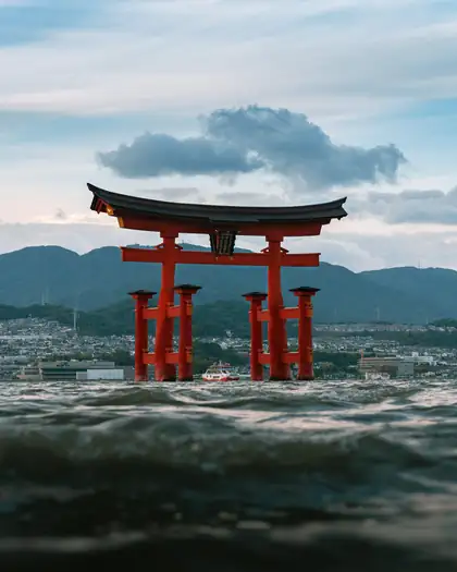 El gran torii rojo de Itsukushima, en el mar
