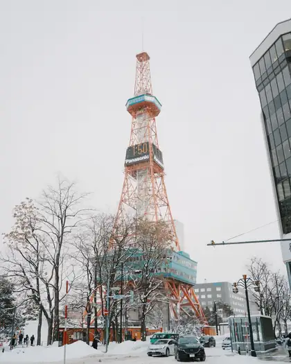 La torre de televisión de Sapporo nevada, junto al parque Odori