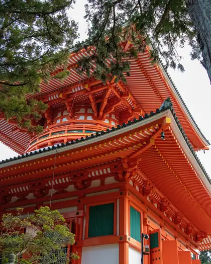 Una gran pagoda bermellón entre pinos, en Koyasan