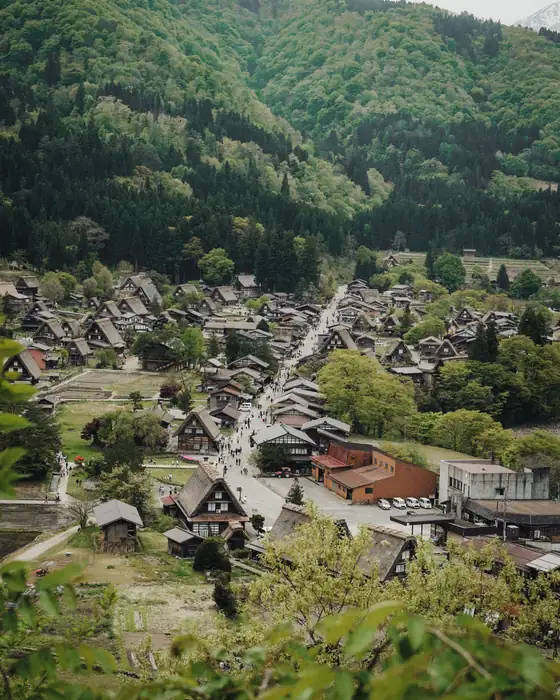 El pueblo de Shirakawa-go entre montañas verdes