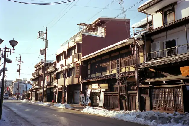 Calle histórica de Takayama con casas de madera, en invierno