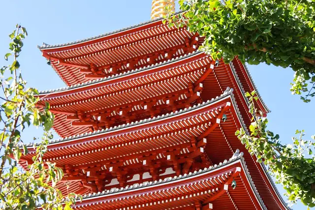 La pagoda roja del templo Tochoji, en Fukuoka