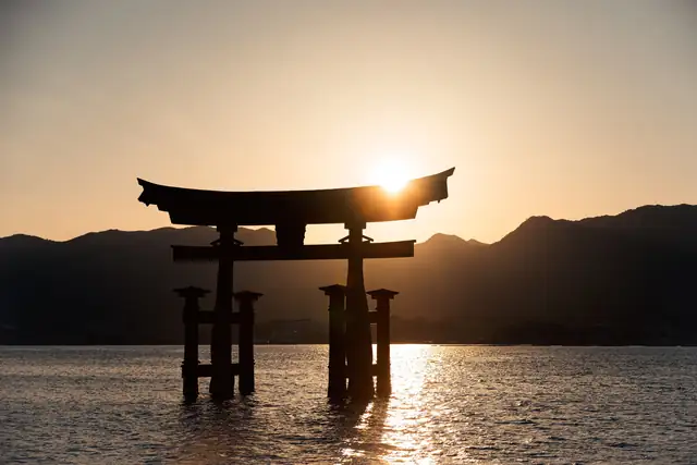 El torii del santuario de Itsukushima, en Miyajima, al atardecer