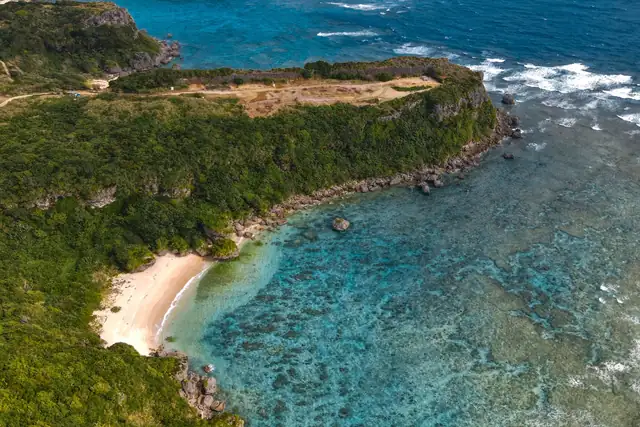 Costa de Okinawa vista desde el aire, con una playa y el arrecife
