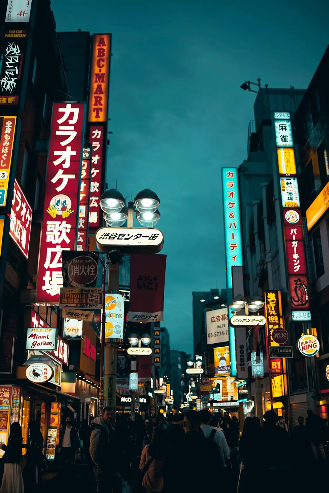 Carteles luminosos en una calle de Shibuya al anochecer, en Tokio