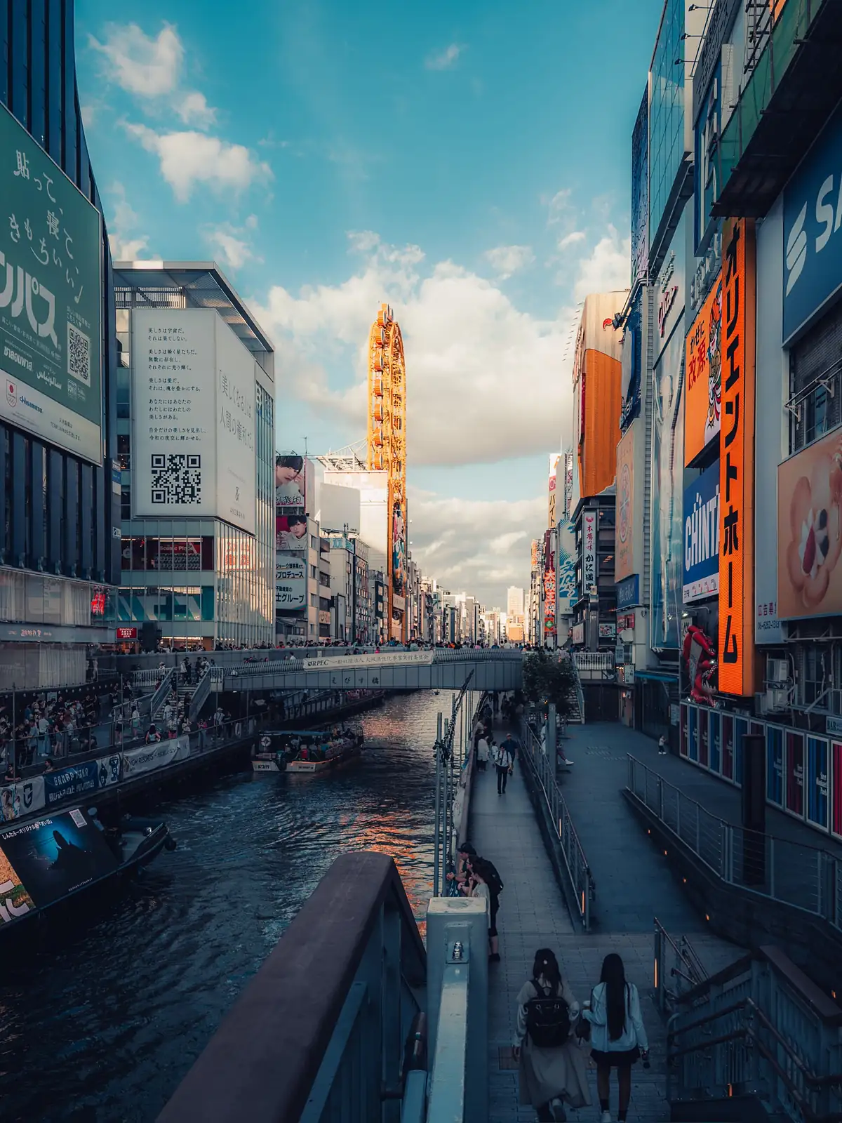 El canal de Dotonbori entre carteles y edificios, en Osaka