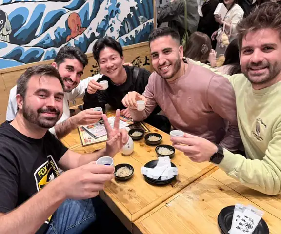 Brindis con sake en una izakaya