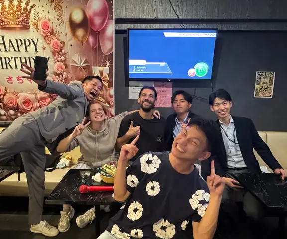 Noche de karaoke en grupo