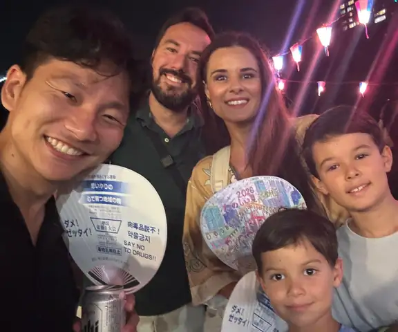 Selfi de noche en una fiesta japonesa, entre farolillos y abanicos