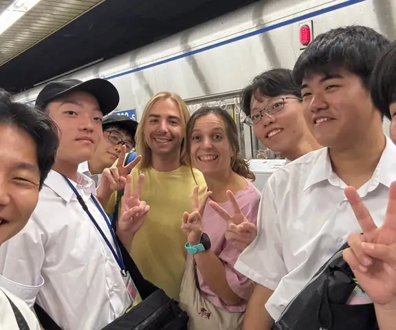 Selfi en un andén del metro con jóvenes japoneses