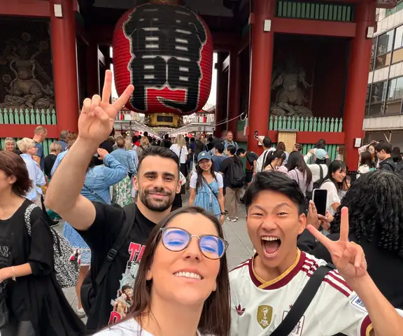 Selfi de un grupo en una puerta del templo Senso-ji, en Tokio, bajo su gran farolillo rojo