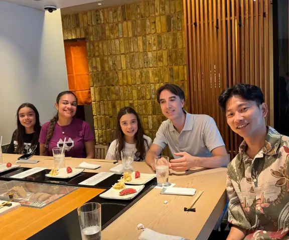 Comida en la barra de un restaurante de sushi