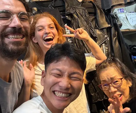 Selfi en una pequeña tienda de ropa