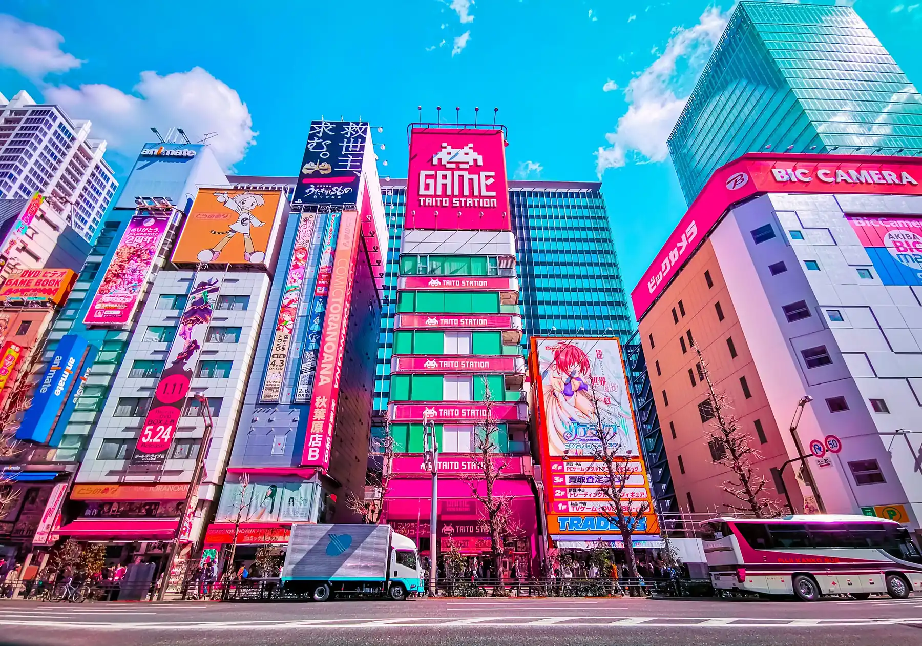 Edificios de Akihabara llenos de carteles de anime y salones de juegos, en un día soleado, en Tokio