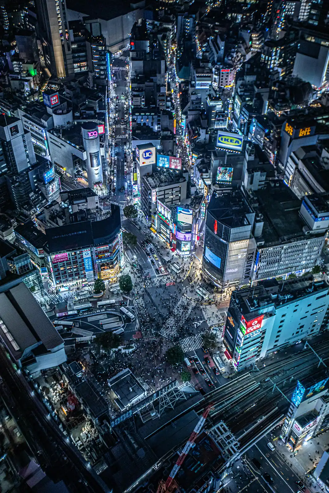 Vista aérea nocturna del cruce de Shibuya, en Tokio