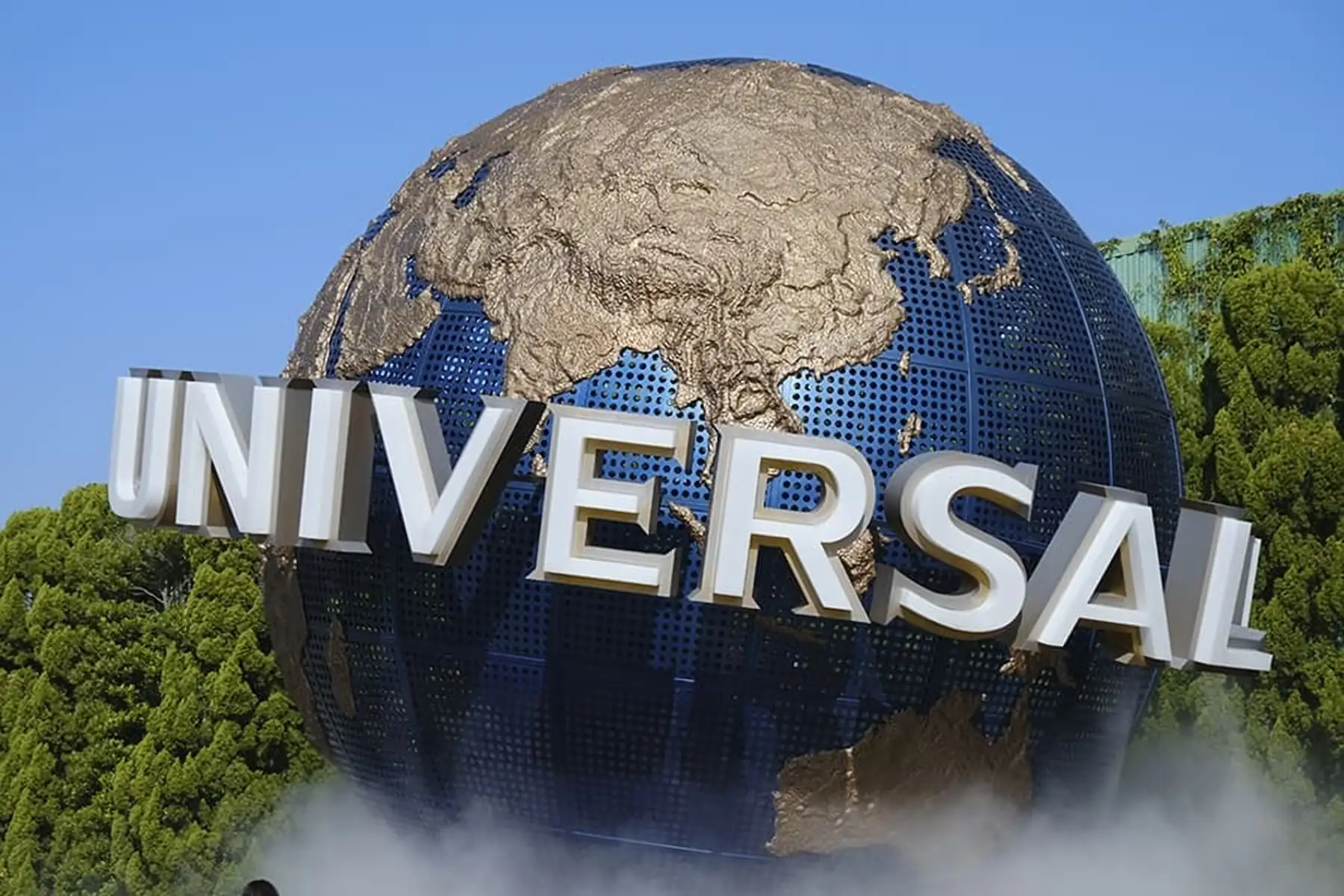El gran globo terráqueo con las letras de Universal, con niebla a sus pies, en Universal Studios Japan (Osaka)