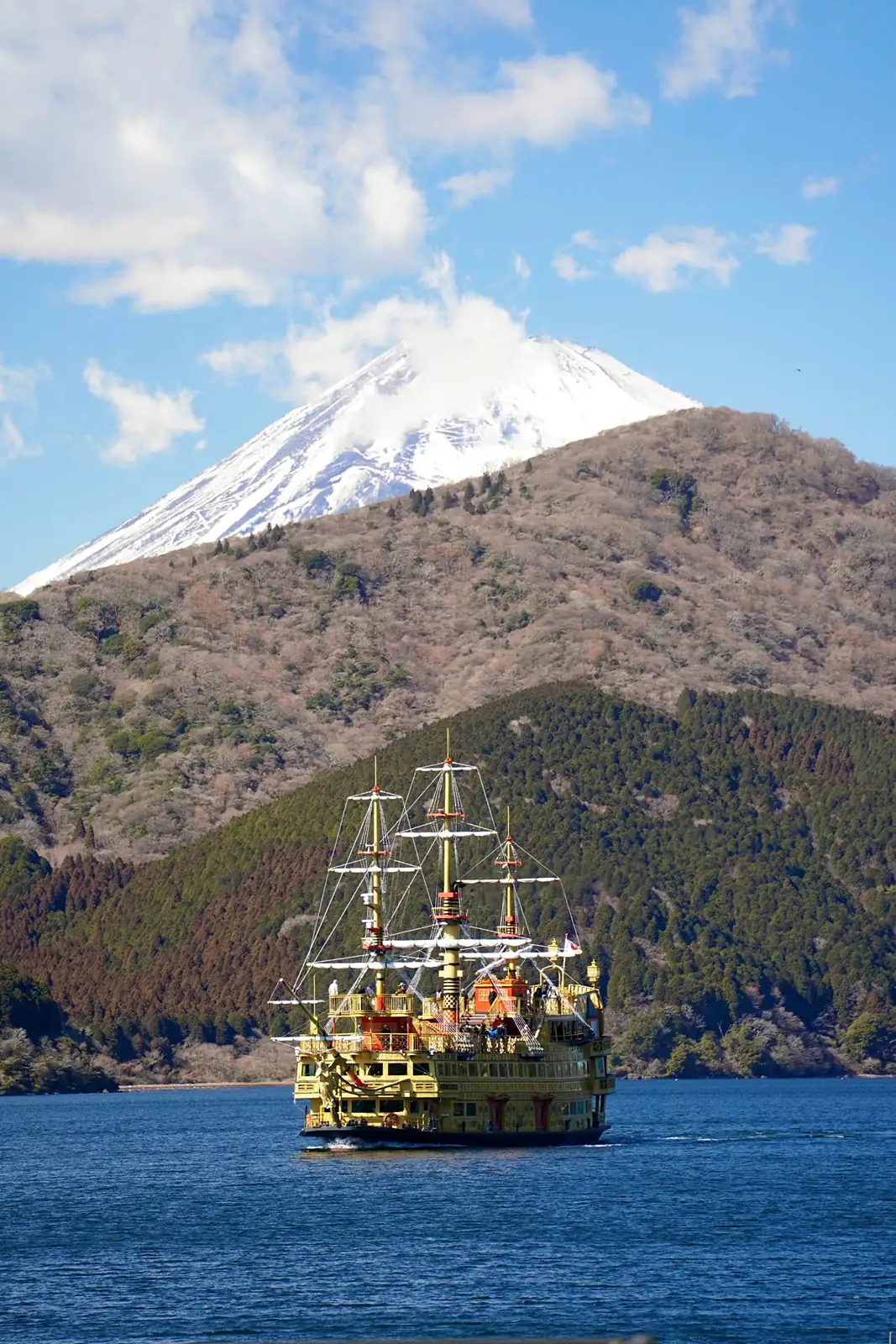 Un barco navega por el lago Ashi con el monte Fuji al fondo, en Hakone