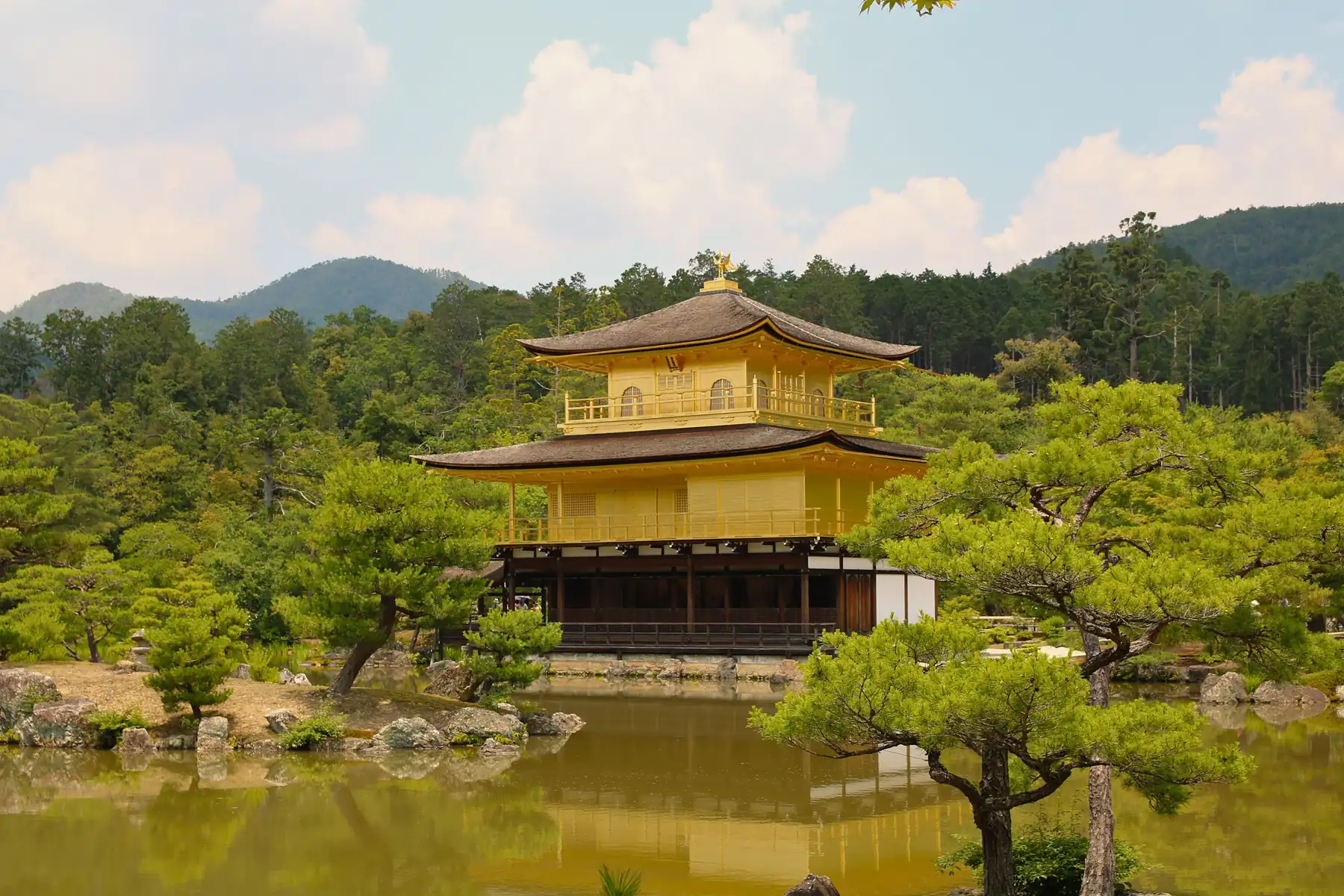 El Pabellón Dorado de Kioto junto a su estanque