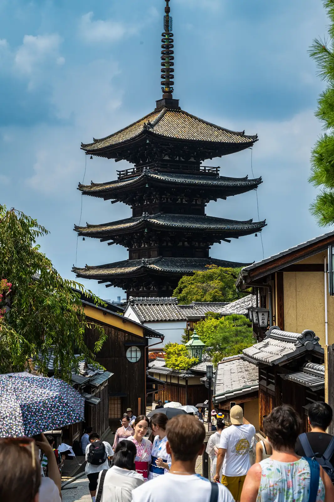 Calle tradicional de Kioto en verano, con una pagoda de cinco pisos al fondo