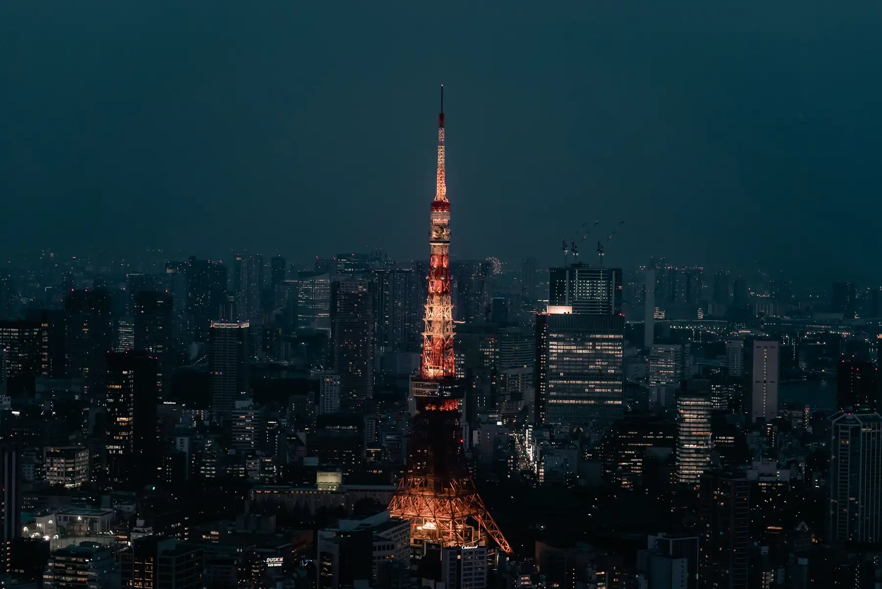 Tokio de noche, con la Torre de Tokio iluminada